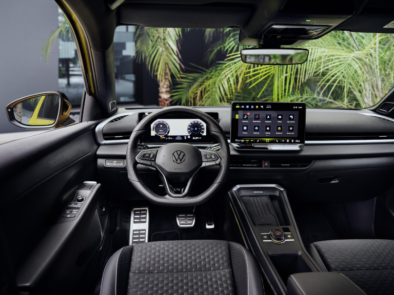 AutoTraderSA's tweet photo. Volkswagen's reimagined T-Roc breaks ground at this year's Festival of Motoring, revealing its new look, equipment, and aggressive pricing. Find out more here!
https://t.co/h2zMRkkHfV
#VWTRoc #FoM2026
@VolkswagenSA https://t.co/8DcLcYIMJs