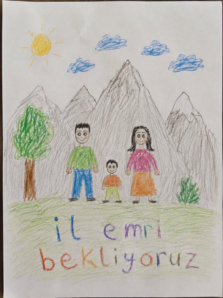 Muhammet_EKC's tweet photo. Bir çocuğun çizdiği aile resminde herkes yan yana… 🤍

Sağlık, engellilik ve can güvenliği gibi özel mazeretler yaşayan öğretmen ailelerinin de bu resimlerdeki gibi bir arada olmasını diliyoruz. Güzel bir il emri müjdesi bekliyoruz.

@Yusuf__Tekin @RTErdogan @EmineErdogan @cftcblnt #ilEmriCocuklarinDuasi