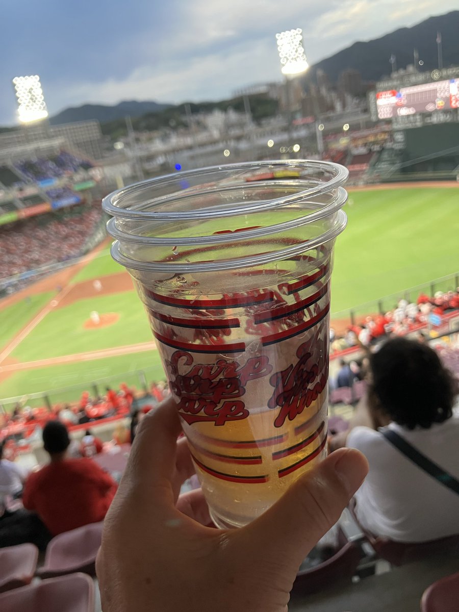 konitan1129's tweet photo. #マツダスタジアム
#カープ
4回表🥱
ビール🍺３杯飲んで既に出来上がってしまった🥴
あと１杯いくか💪 https://t.co/GUm4gkBxcg