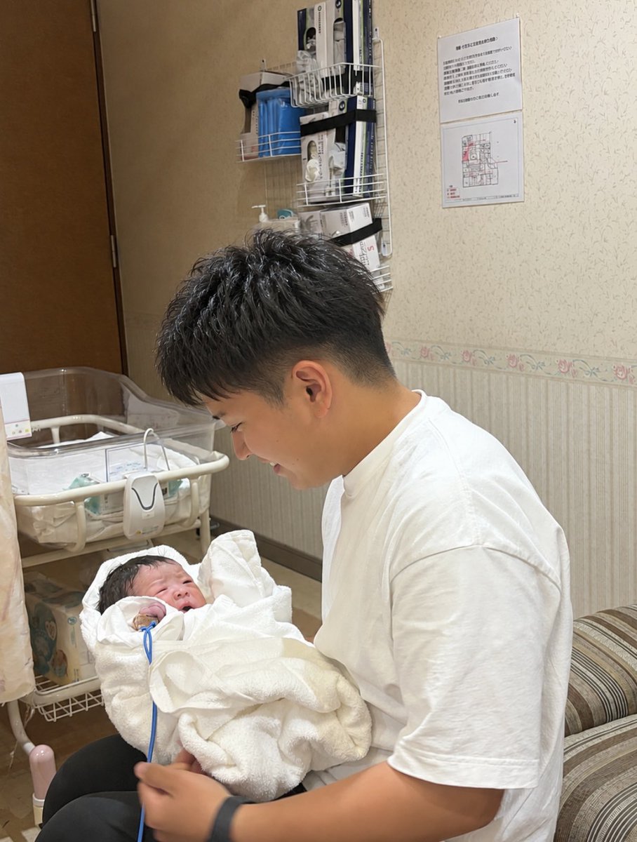 nabe105's tweet photo. 私事ですが本日お父さんになりました。

母子共に元気です👶
妻には感謝しかありません

お父さん頑張ります💪💪💪 https://t.co/jmn7CntEAv