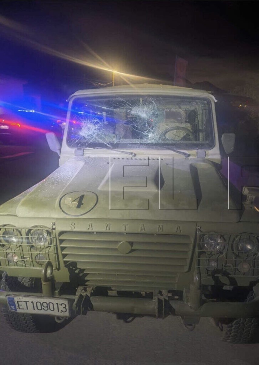contrastado's tweet photo. Un grupo de 40 marroquíes les hacen una emboscada a militares a las 5,30 de la madrugada en Ceuta.
Acorralan a 4 militares dentro del coche como ratas resultando heridos los 4 mientras pedían auxilio al 112
…En vez de a Marruecos, los llevarán para la península🤦‍♂️
FOTOS: EL FARO https://t.co/awKmqHQV5n