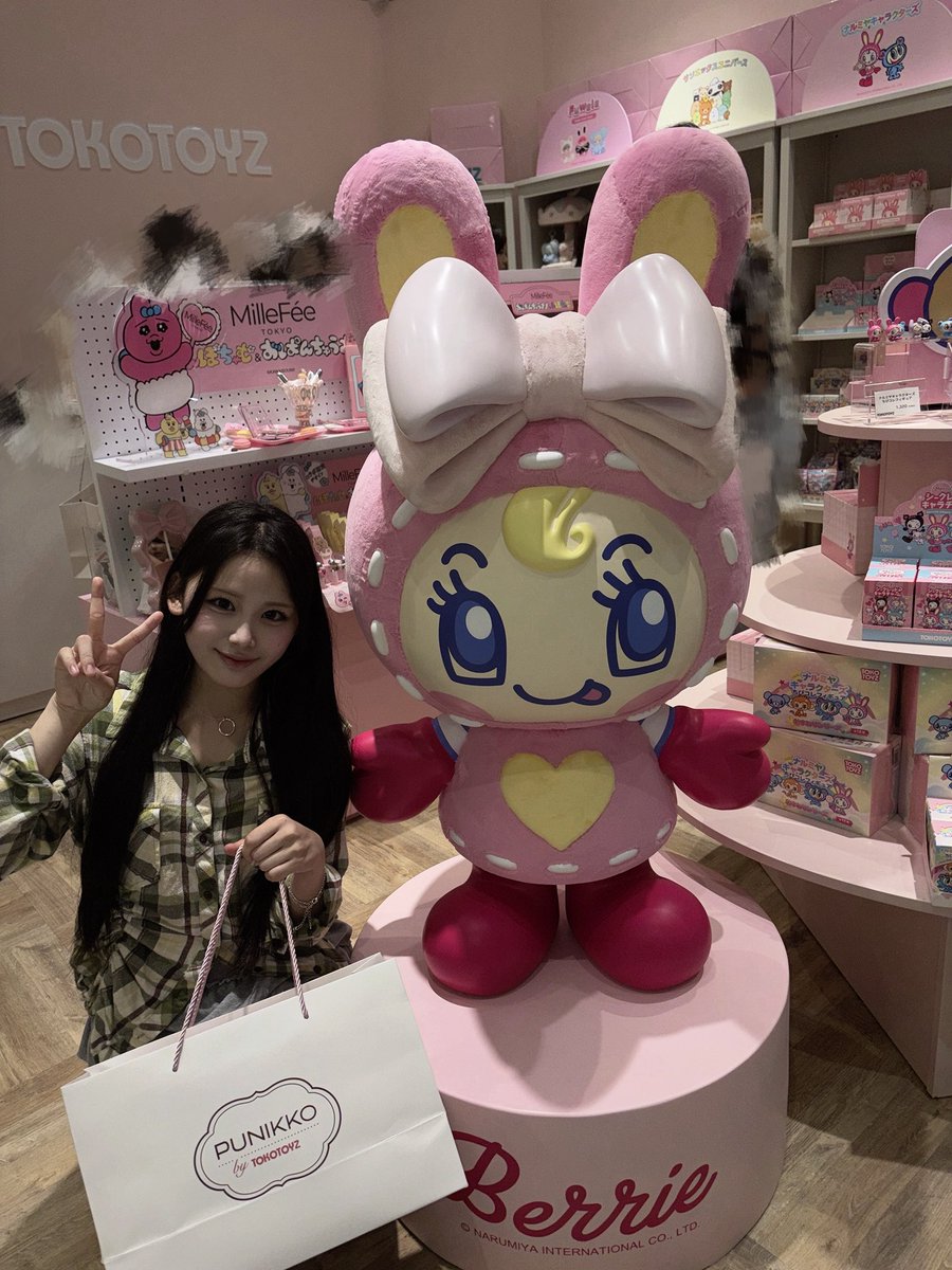 Cocoa_nonfic's tweet photo. TOKOTOYSさんにお邪魔させていただきました♡🎀‼︎ 最近の生きがいは…スクイーズを触ることなので幸せすぎました😭❣️⚖️
可愛すぎるコスメアイテムもコスメオタクのここあにとって宝石です😭✨
ありがとうございました🎀♡‼︎ https://t.co/gtTdhaLNvx