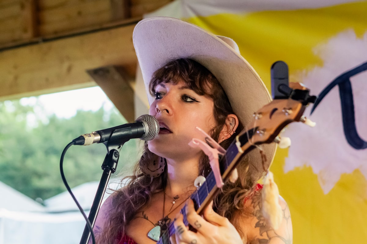 GlobeArts's tweet photo. Singer-songwriter Meredith Moon visits the ghosts of folk festivals past https://t.co/LfFfiTcyXH https://t.co/LdjmBQe4mO