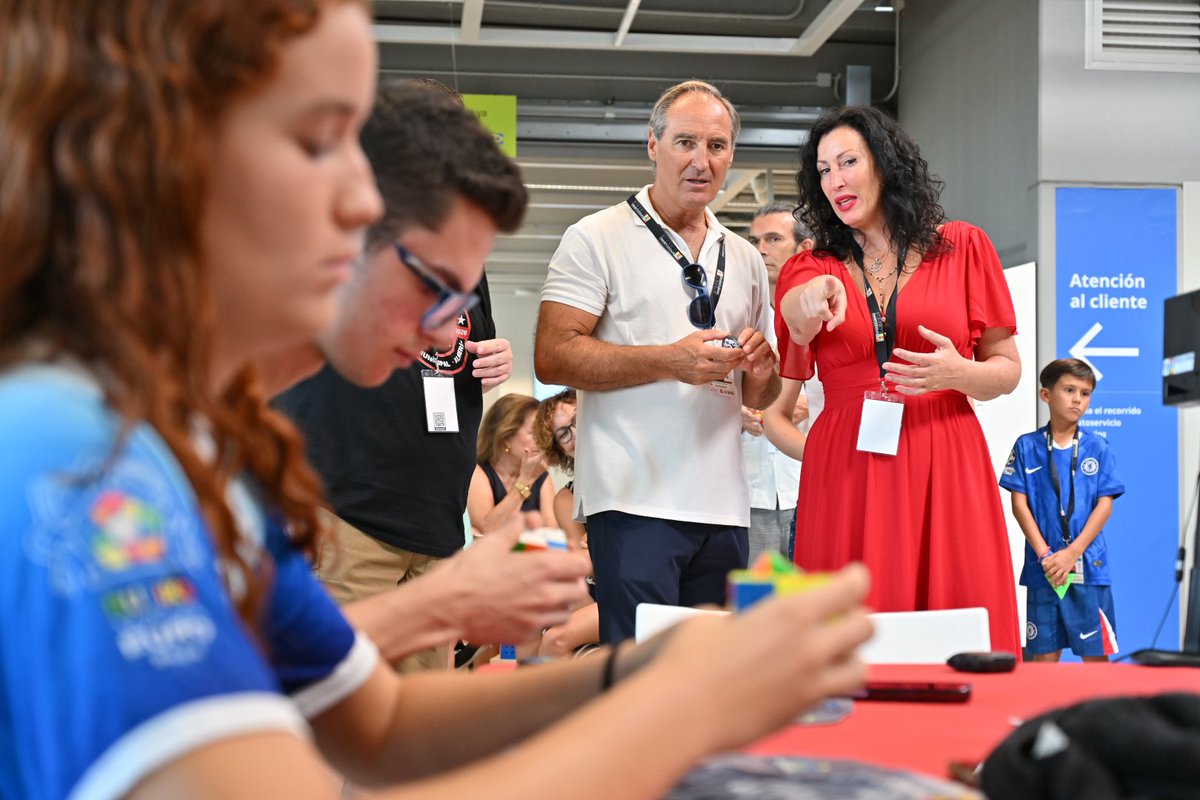 aytoalm's tweet photo. 🧠 La Feria de Almería desafía al cronómetro con el IV Torneo de Speedcubing.
 
La alcaldesa, @Mar_del_MarVaz, acompaña a los 50 participantes, en una competición que pone a prueba la velocidad y destreza. https://t.co/auRRJc0kkb