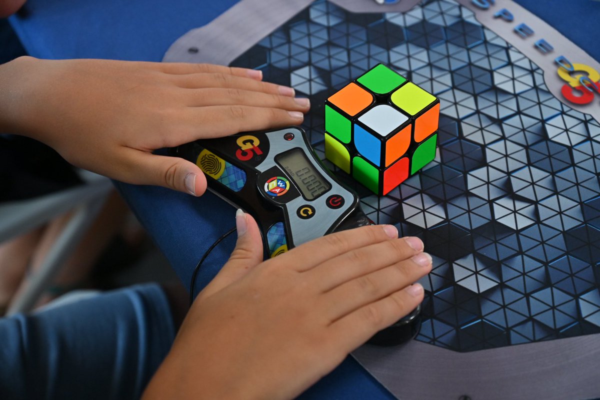 aytoalm's tweet photo. 🧠 La Feria de Almería desafía al cronómetro con el IV Torneo de Speedcubing.
 
La alcaldesa, @Mar_del_MarVaz, acompaña a los 50 participantes, en una competición que pone a prueba la velocidad y destreza. https://t.co/auRRJc0kkb