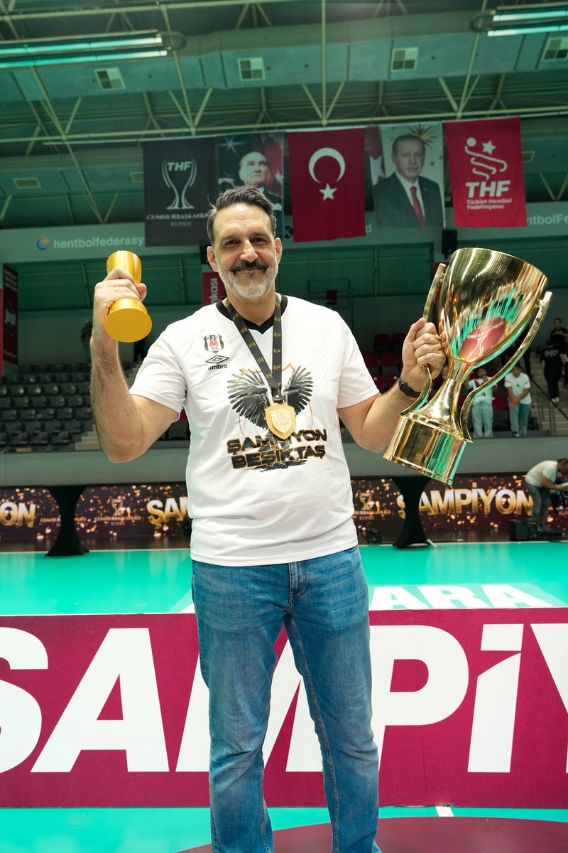 BJKHentbol's tweet photo. THF CUMHURBAŞKANLIĞI KUPASI 🏆 🦅 https://t.co/axxVhnCvQ8