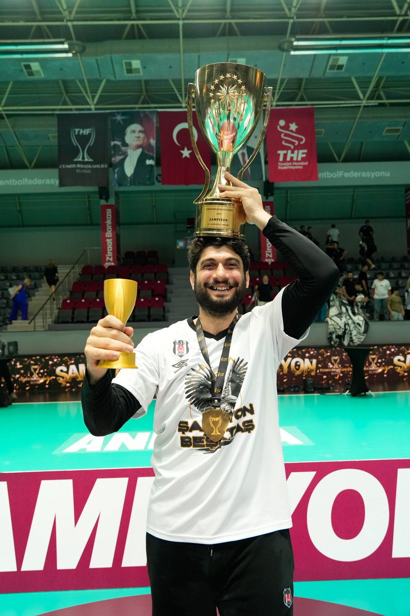 BJKHentbol's tweet photo. THF CUMHURBAŞKANLIĞI KUPASI 🏆 🦅 https://t.co/axxVhnCvQ8