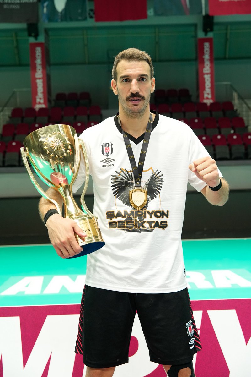 BJKHentbol's tweet photo. THF CUMHURBAŞKANLIĞI KUPASI 🏆 🦅 https://t.co/axxVhnCvQ8