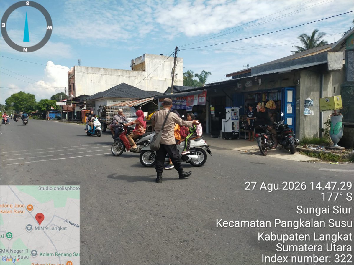 humaslangkat's tweet photo. Pengaturan lalu lintas di jam pulang sekolah dilakukan untuk menjaga keselamatan pelajar dan pengguna jalan. Situasi aman, tertib, dan kondusif. https://t.co/3aoYxJ570C