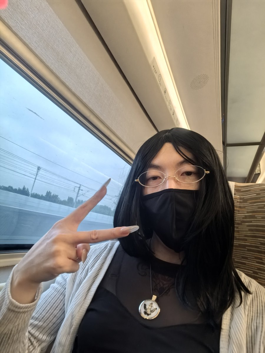 Su_yunyan's tweet photo. 女装旅游享受假期去咯，这次终于鼓起勇气一件男装都没有带，而且发现高铁站工作人员都超级温柔，不管是人工核验进站，还是安检扫到了腰带锁，都很理解也没有额外过多盘问～太感动了
（ps：猜猜口罩下是什么呢？唔唔……） https://t.co/dnQ3fFCELX