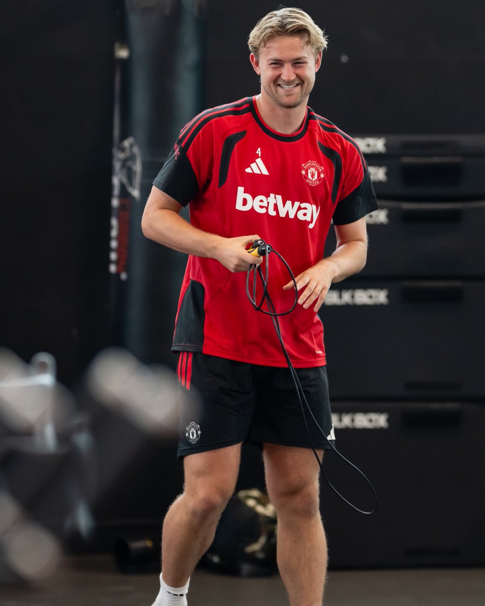 ManUtd's tweet photo. 😄👋 https://t.co/UJpndzY6qA