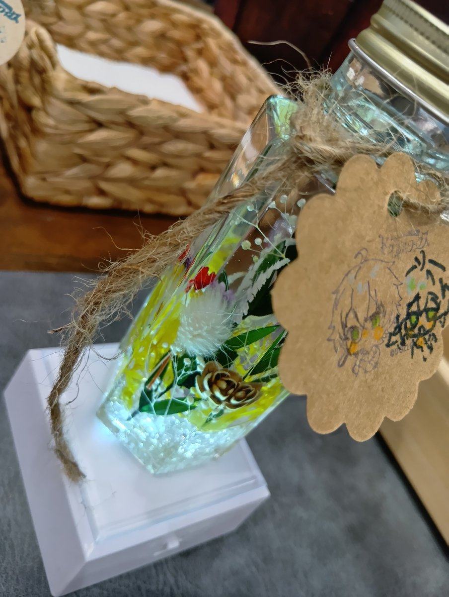 ra74g's tweet photo. ドズル社ワークス行きました！
紐をネクタイみたいに結んでみました！
ちょっとステラリスのおんりーちゃんぽいかもしれぬ
帰ったら浮いてたから跳んでるみたい
#ドズル社ワークスギャラリー https://t.co/0Zydq2hSz9