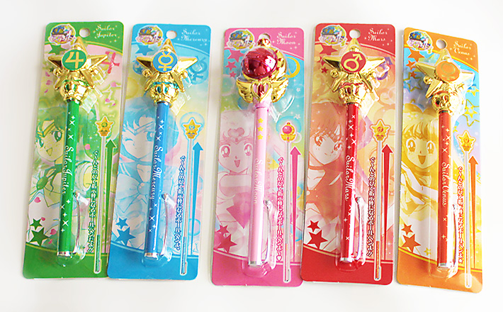 sc_mg_toy's tweet photo. 2013年にプレバンでシャイニングムーンパウダーが発売して鯖落ち＆即完売で、しれっと発売した指示ボールは入手困難。2014年ガシャのコンパクトミラーも争奪戦。あれから13年、当時からず～っと欲しかった当時の玩具の復刻シリーズがようやく展開する事になりました…！🥲感無量です！ https://t.co/YwUbVdg1xc