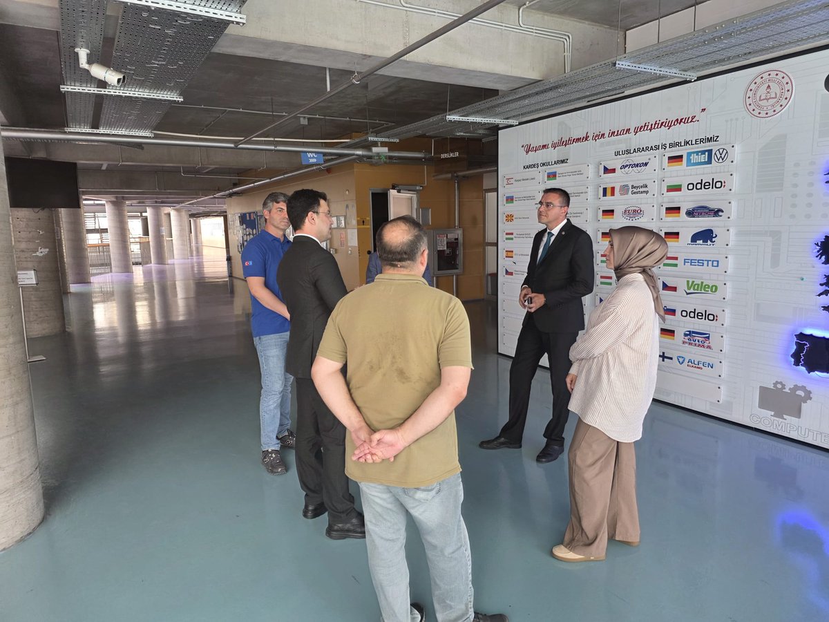 bursailmem16's tweet photo. Bakanlığımız ile Cumhurbaşkanlığı Savunma Sanayii Başkanlığı iş birliğinde yürütülen mesleki ve teknik eğitim girişimi ELMAS Programı kapsamında gerçekleştirilen çalışmaları yerinde incelemek amacıyla ilimizde bulunan Savunma Sanayii Akademi Savunma Sanayi Teknik Eğitimler Koordinatörü Ufuk Sağol, İl Millî Eğitim Şube Müdürümüz Mustafa Danışman ile birlikte ELMAS Programı okulları arasında yer alan Nilüfer ilçesindeki Otomotiv Endüstrisi İhracatçıları Birliği Mesleki ve Teknik Anadolu Lisesini ziyaret etti.

@tcmeb @Yusuf__Tekin @SavunmaAkademi @tcmeb_mtegm @GurhanCokgezer #bursamem