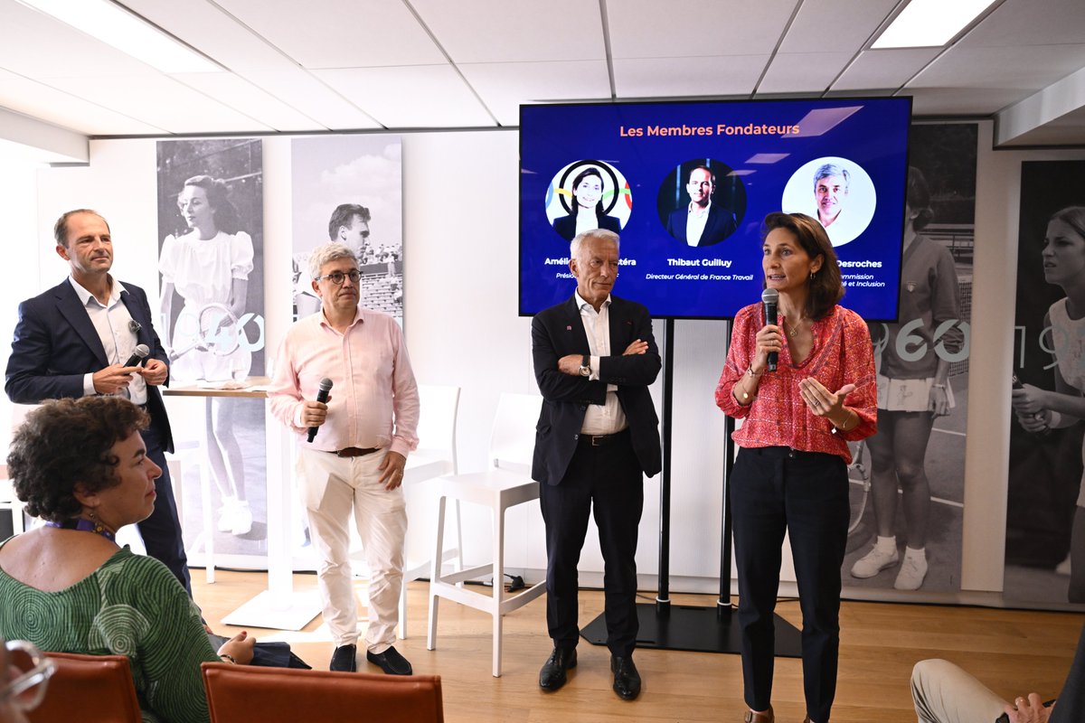 FranceOlympique's tweet photo. [#Fondation]
Amélie Oudéa-Castéra, présidente du CNOSF :
« Un club sportif est bien davantage qu’un lieu de pratique : c’est un carrefour et une école de la vie, où l’on apprend l’effort, le collectif, la persévérance. Partout en France, des clubs accomplissent déjà un travail remarquable pour redonner aux jeunes des perspectives et confiance dans leur avenir. Notre responsabilité, avec France Travail et le MEDEF, est de les aider à monter en puissance en démultipliant leurs liens aux entreprises, notamment dans les territoires les plus fragiles. »
@AOC1978