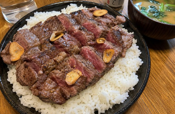 pedrolosada1's tweet photo. 赤身ステーキ丼。お肉半額だったから自炊原価386円。 https://t.co/EKXW1TMVEz