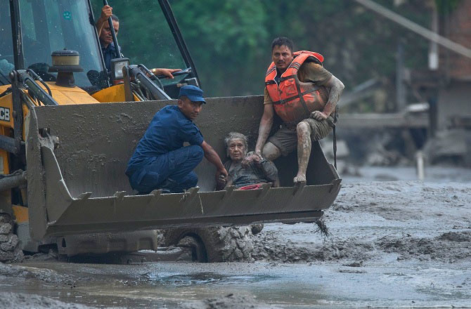 NewsVOG's tweet photo. 162 Dead, About 1,500 Missing in Nepal-Tibet Border Floods
At least 162 people have been killed in devastating floods triggered by a glacier collapse on the Nepal-Tibet border, while nearly 1,500 people remain missing across both regions, including more than 700 foreign nationals.
The floods struck Nepal's Rasuwa district and China's Tibet region on Wednesday, destroying homes, roads, bridges, and power projects. In Nepal, around 826 people are missing, including nearly 500 foreigners, while in Tibet's Gyirong county, 558 people are reported missing, including 260 foreign nationals. Among the missing foreigners in Nepal are 177 Indians, 63 Americans, 34 Australians, 33 Britons, and 25 Canadians.
According to the US Geological Survey, authorities initially suspected an earthquake had triggered the disaster, but later analysis showed the seismic-like activity was actually caused by the collapse of the glacier and rocks, not an earthquake. Satellite imagery showed that a large portion of the glacier broke off from an altitude of about 5,200 meters and fell roughly 1,200 meters into the valley below, temporarily damming the river. When the natural barrier gave way, a powerful surge of water and debris swept downstream.
More than 5,000 Nepali army and police personnel are engaged in rescue operations. On Thursday, 125 people, including 20 foreigners, were rescued. India has sent relief supplies to Nepal. Authorities are also monitoring another lake formed in Tibet due to a blocked river, fearing that its sudden release could trigger further flooding.