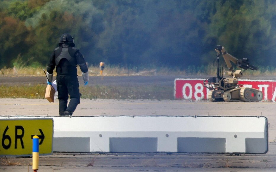 ObsDelphi's tweet photo. 🇩🇪🇷🇺Le drone explosif découvert à l'aéroport de Leipzig, en Allemagne, est lié au renseignement militaire russe.

Selon une source du renseignement américain citée par ABC News, la conception de l’engin et les explosifs utilisés portent les caractéristiques de dispositifs employés par le GRU.

Pour rappel, le drone avait été découvert à proximité d'un avion cargo ukrainien sur le tarmac de l'aéroport international de Leipzig. Le drone n’aurait échoué à exploser qu’en raison d’un dysfonctionnement de son mécanisme de déclenchement.

C’est extrêmement grave. Leipzig est un important hub logistique utilisé notamment par les États-Unis et leurs alliés pour acheminer du matériel militaire vers l’Ukraine. Si l’implication russe est définitivement établie, nous ne parlerions donc plus seulement d’espionnage ou de désinformation, mais d’une opération de sabotage potentiellement meurtrière menée sur le territoire allemand, donc au cœur d'un pays membre de l’OTAN.

Les autorités américaines évoquent plusieurs opérations de sabotage russe présumées visant déjà Leipzig, tandis que 18 incidents impliquant des drones auraient perturbé le trafic de l'aéroport depuis janvier 2026. Ce n'est donc pas un incident isolé mais une stratégie élaborée pour générer des nuisances.

La Russie semble ainsi repousser progressivement les limites de la guerre hybride contre les pays européens qui soutiennent l’Ukraine, en prenant le risque qu’une opération finisse par provoquer des morts ou des dégâts considérables.

C’est précisément là que la situation devient particulièrement dangereuse. À force de multiplier les sabotages et les opérations clandestines sur le territoire de l’OTAN, Moscou augmente consciemment le risque de confrontation avec l'Europe et l'OTAN.

Ils savent ce qu'ils font, et ils poussent clairement en faveur d'une confrontation prochaine.