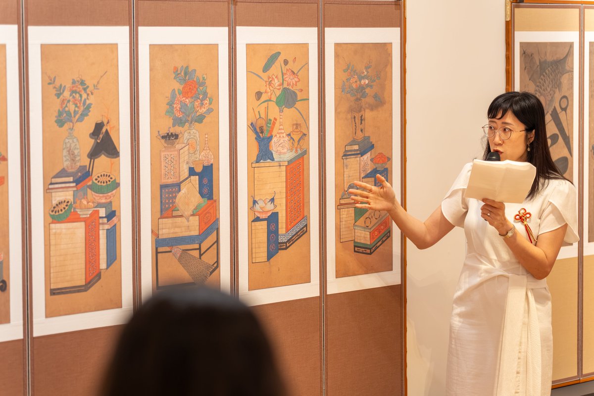 kccjp's tweet photo. 《民画、朝鮮のポップアート》が8/26よりスタートしました✨

昨日は開幕式と展示解説、民画ワークショップも行われました😄

朝鮮後期の民画から現代作品、
そして民画グッズまで幅広く展示しています！

皆さんのご来場お待ちしています🌻

📅8/26(水)～10/31(土) 10:00～17:00
※休館日：日曜・祝日・10/3・10/9
📍駐日韓国文化院 ギャラリーMI
🔗https://t.co/y3x0Yf1DsB

#民画
