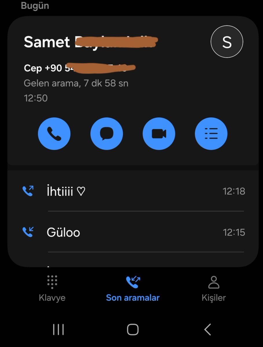 V3lmorya's tweet photo. İlk iş yerinden ayrılalı üç yıl olmuş. Hiç beklemediğin bir anda çalan bir telefon... Aradan geçen onca zamana rağmen unutulmadığını,güzel hatırlandığını fark ediyorsun. Meğer sesin hâlâ bir yerlerde yankılanıyormuş. Hepsi hoparlörde seni dinliyor https://t.co/EFQ75j1H4D