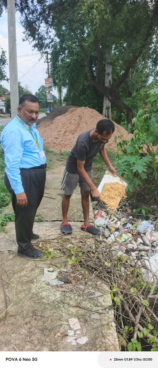 DmAmethi's tweet photo. रक्षाबंधन पर्व के दृष्टिगत जनपद में खाद्य सुरक्षा एवं औषधि प्रशासन विभाग द्वारा विशेष अभियान चलाया जा रहा है। अभियान के दौरान मुसाफिरखाना क्षेत्र में 40 किलोग्राम फफूंदी युक्त खोया नष्ट कराया गया तथा विभिन्न प्रतिष्ठानों से खाद्य पदार्थों के 7 नमूने जांच हेतु संग्रहित किए गए। https://t.co/T2N0LHWRnD