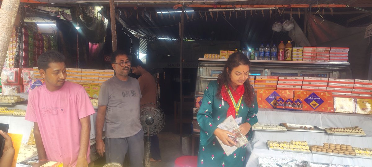DmAmethi's tweet photo. रक्षाबंधन पर्व के दृष्टिगत जनपद में खाद्य सुरक्षा एवं औषधि प्रशासन विभाग द्वारा विशेष अभियान चलाया जा रहा है। अभियान के दौरान मुसाफिरखाना क्षेत्र में 40 किलोग्राम फफूंदी युक्त खोया नष्ट कराया गया तथा विभिन्न प्रतिष्ठानों से खाद्य पदार्थों के 7 नमूने जांच हेतु संग्रहित किए गए। https://t.co/T2N0LHWRnD