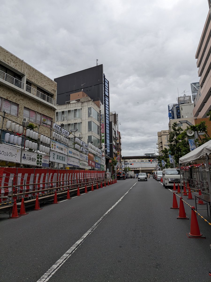 104enjoy's tweet photo. お疲れ様です高円寺✋

明日はいよいよふれおどり🏮

街を練り歩いて
「いよいよですよ」
「明日はお祭りですよ」
「阿波おどりですよ〜！！」
「元気ですかー！！」と、
お知らせを触れてまわるから
ふれおどりらしいです😌🍻

#高円寺 https://t.co/ek1EHrCnQS