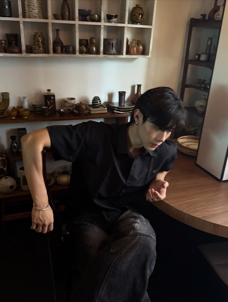 dowhunbllve's tweet photo. Kalau disuruh milih foto Top mana yg bisa gue pandang lama, dua foto ini akan gue pilih wkwk. Dia duduk aja dengan pamer lengan berotot itu keliatan attractive, DAN gue setuju sama Minlee dia pake polo tuh 💯 ganteng no debat 🫶🏻

#ToptapJarukit #ToptapMinlee https://t.co/QnqyiIdMAM