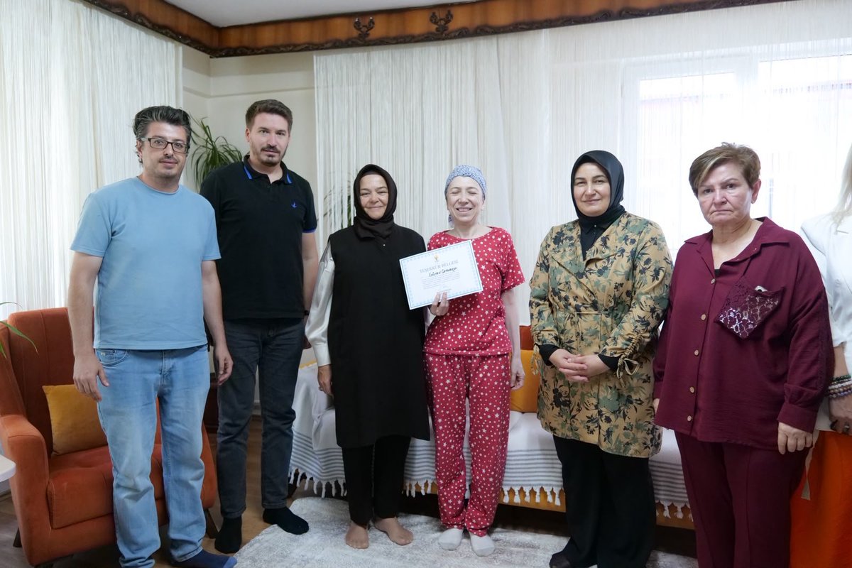 akkadinopazari's tweet photo. Vişnelik Mahallesi sakinlerimizden Değerli üyemiz Gülten Çetinkaya'nın evine misafir olduk

Genel Başkanımız ve Cumhurbaşkanımız Recep Tayyip Erdoğan'ın selamlarını ileterek teşekkür belgesini takdim ettik

Güler yüzü ve hoş sohbeti için teşekkür ederiz

#AKParti
#Odunpazarı https://t.co/o28vnHvSZ0