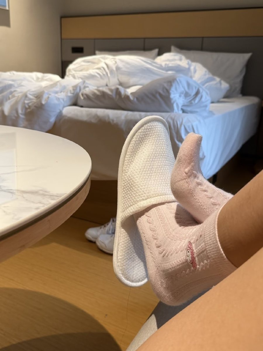 tingtingLG888's tweet photo. 和老公亲嘴的时候你能不能当我的脚垫，因为我够不到
#绿王八 #绿帽奴  #情侣主 #伺候做爱 #ATM奴 #傻逼 #吸金 #报销 #贡金 #榨金 #女性崇拜 #公狗 https://t.co/3RimcVgZun