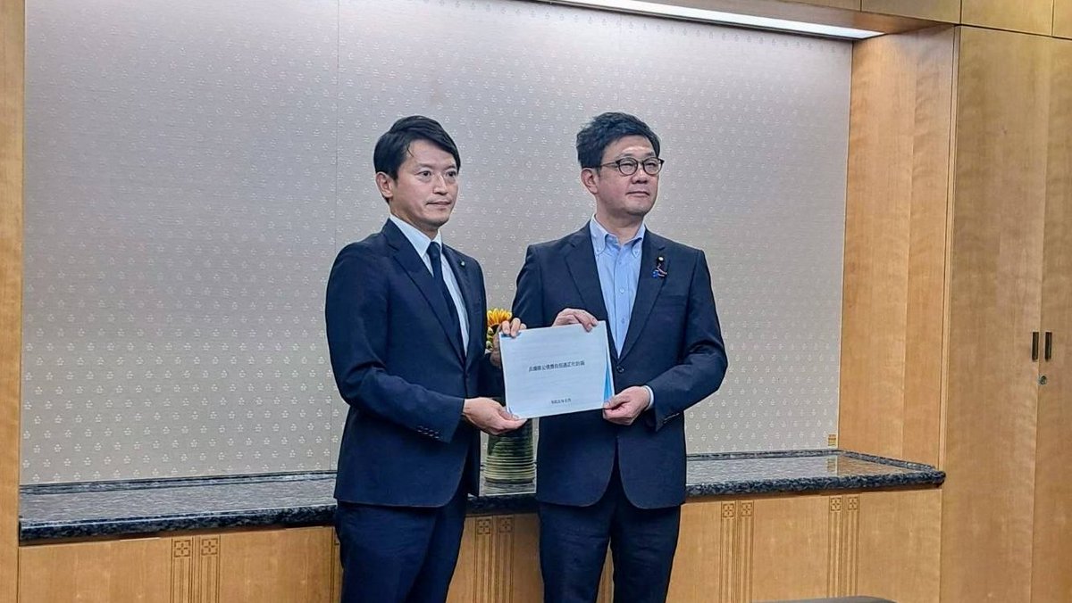 motohikosaitoH's tweet photo. 本日、総務省に対して、兵庫県公債費負担適正化計画を提出いたしました。財政健全化と未来への投資の両立に向けた、大きな一歩です。兵庫県は、震災により大きな借金を負いましたが、その後、過大な公共投資、分収造林事業や基金集約など、不透明な財政運営や不適切な財政手法を重ねてきました。職員や議会等の協力を得ながら、数度にわたる厳しい行革を実施してきたにもかかわらず、真に構造的な改革には至っていなかった面は否定できません。

その象徴が、総務省から地方財政法違反を指摘された用先債の事案です。面会した梶原政務官からは、「不適切であり、きちんとした再発防止が必要」との指摘をいただきました。私からは、「地方債市場にも影響が出かねない事案であり、他に不適切な事案がないかも含め、検証と再発防止をしっかりと実施する」と説明し、ご理解をいただきました。

過去の膿を出し切ることが、未来への歩みにとって不可欠です。明日、県幹部との政策会議を開催し、全庁一体となって、計画に基づく、具体的な取組を進めていくことを確認してまいります。財政健全化と未来への投資の両立に向けて、引き続き、皆さまのご理解とご支援をよろしくお願いいたします。

▼兵庫県公債費負担適正化計画
https://t.co/hJiyC17mPM
