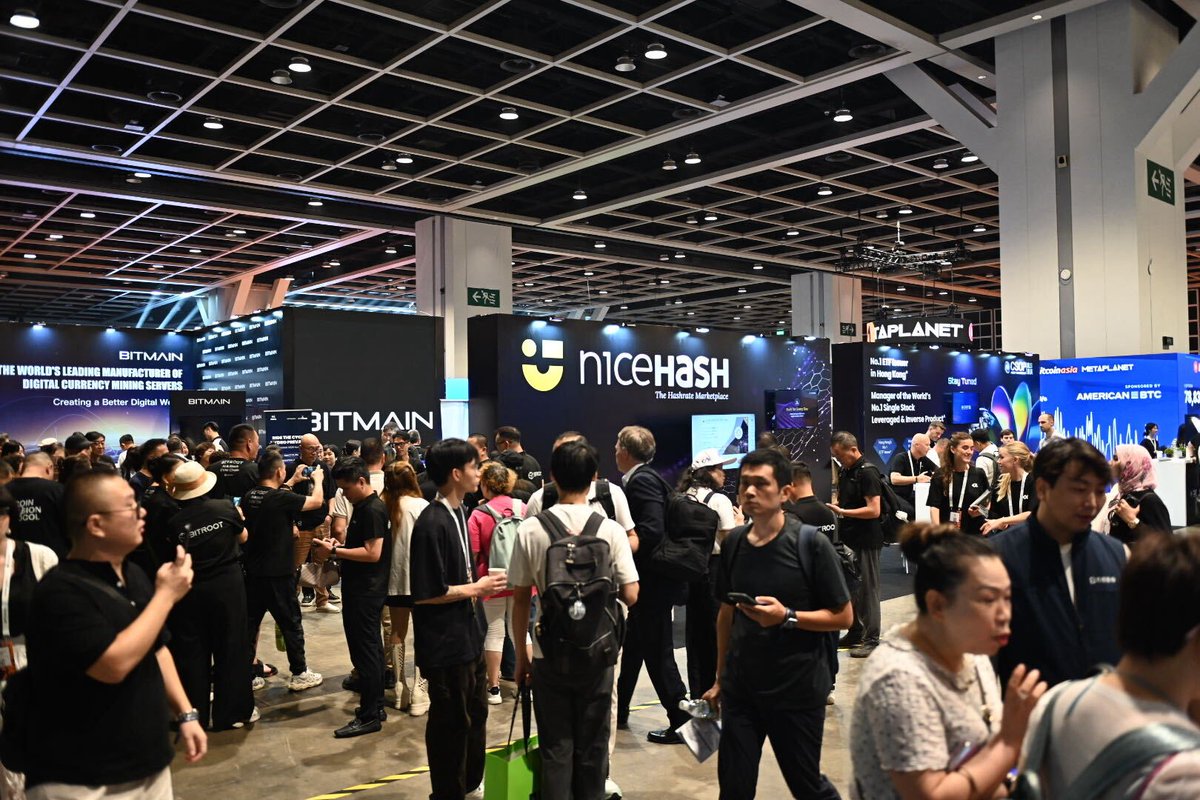 NiceHashMining's tweet photo. Day 1 at the @Bitcoinconfasia in Hong Kong 🇭🇰 

Our booth iz buzzing. Come by the expo area to talk about Bitcoin, mining and business 💪 https://t.co/QmgDnXAGOr
