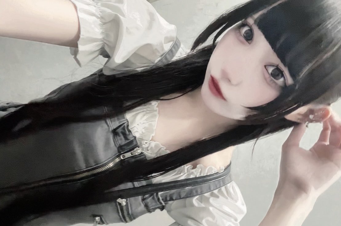 ema_villain's tweet photo. 「前髪切ったね > <‼️」じゃねーよ https://t.co/Evn9RvF77x