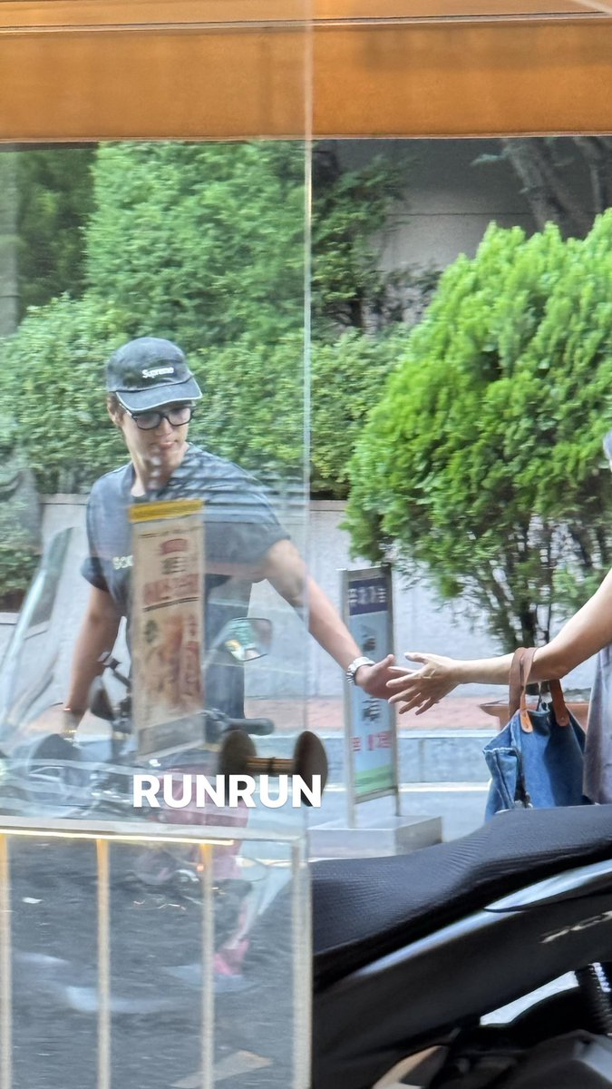 PandaSister88's tweet photo. According to goms, Jongin went to Kamong to drop off some items, chatted with his elder sister and niece, and then left. 

A gom waved goodbye to him from a distance, and Jongin waved back in response. https://t.co/kGPGsQf5uP