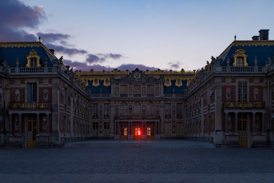 CVersailles's tweet photo. 🇫🇷🌞 Le roi du soleil

Né un dimanche, jour du soleil, la naissance de Louis XIV était très attendue.

🌐 En 1662, Louis XIV décide alors de faire du soleil son emblème. Le soleil affirme la puissance du roi, capable de gouverner le monde comme le soleil éclaire l’univers. https://t.co/rZyY7sU7zv