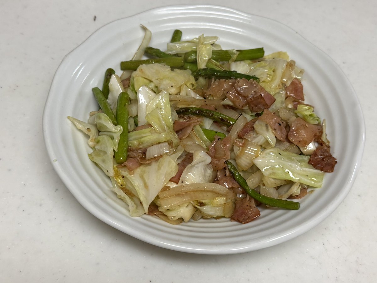 to_ma_3jsb's tweet photo. アスパラベーコンの野菜炒め
母に頼まれ作ったけど美味くできた✨ https://t.co/iOvO7O7XlL