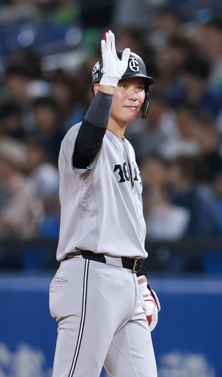 sanspo_giants's tweet photo. 【🔥#熱闘撮って出し📷】　  
#坂本勇人 選手が二回に中前適時打を放ち、出場2試合連続安打、4試合連続出塁としました。
勝負の終盤戦。着実に調子を上げています（撮影・萩原悠久人）    

#巨人 #ジャイアンツ #giants #サンスポ https://t.co/QtAX0I7SYT