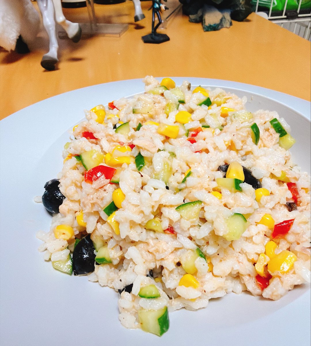 ts0905's tweet photo. ファビオ飯アプリ限定レシピ、インサラータ・ディ・リーゾ。イタリアの夏を象徴する米料料理。ツナ、きゅうり、トマト、オリーブをオリーブオイル、酢、塩胡椒でシンプルに。爽やかで軽やか、それでいて旨味はしっかり。美味し。
@fabico0101 
#ファビオ #ファビオ飯 https://t.co/HUcWv8Daoe