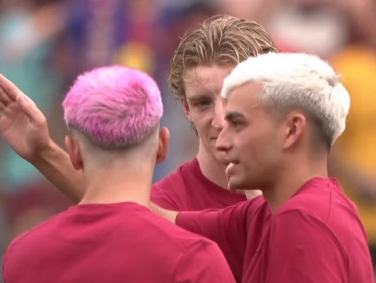 FootyHumour's tweet photo. Barcelona’s midfield looking like a three-scoop ice cream cone 😭 https://t.co/YUovSwPTdn