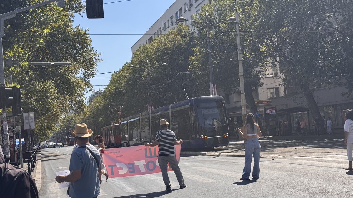 Aleksan67823551's tweet photo. Tišina
+2 vozila hitne služe, čulo se i treće, ali je isteklo 16’ https://t.co/fi1MwvizWc