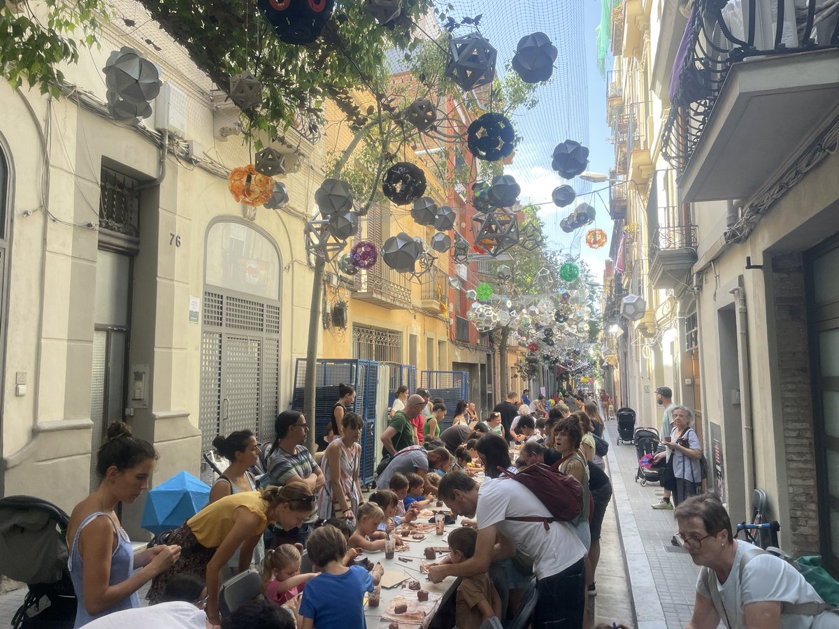 ViictorGuerra's tweet photo. La unitat mòbil de @sants3radio connecta des del Taller infantil de fang del carrer Sagunt!! 🧱📻

Els més petits i petites del barri participen en aquesta activitat per fer diferents figures i formes, a més a més de poder gaudir d'un matí especial. 🧑‍🧑‍🧒‍🧒 https://t.co/1wI4lnhVu2