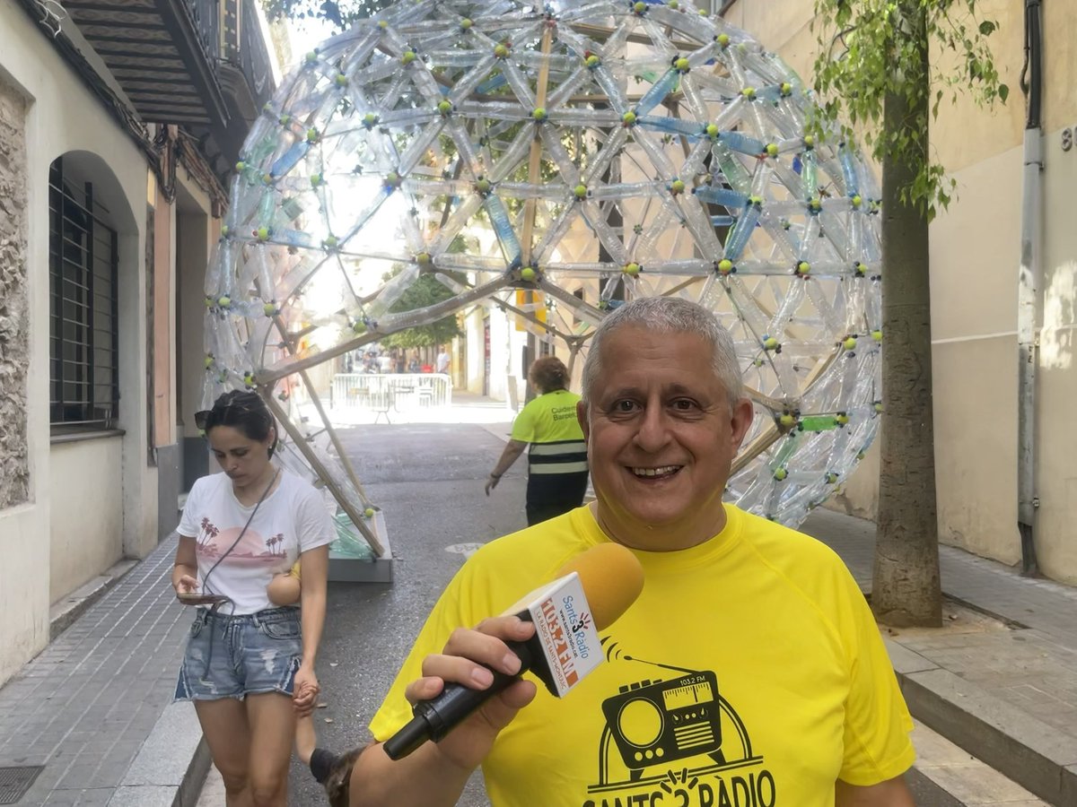 ViictorGuerra's tweet photo. La unitat mòbil de @sants3radio connecta des del Taller infantil de fang del carrer Sagunt!! 🧱📻

Els més petits i petites del barri participen en aquesta activitat per fer diferents figures i formes, a més a més de poder gaudir d'un matí especial. 🧑‍🧑‍🧒‍🧒 https://t.co/1wI4lnhVu2