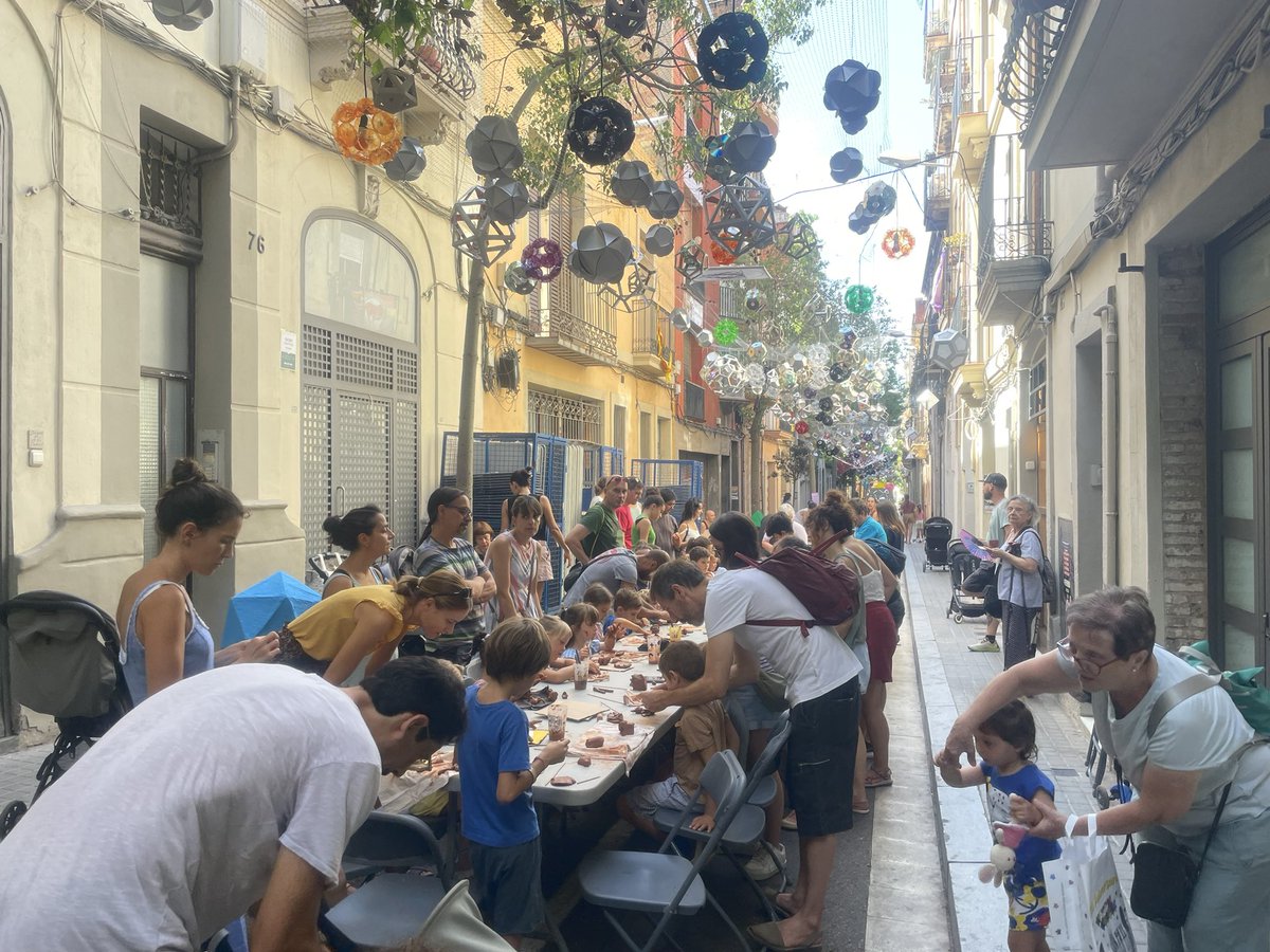 ViictorGuerra's tweet photo. La unitat mòbil de @sants3radio connecta des del Taller infantil de fang del carrer Sagunt!! 🧱📻

Els més petits i petites del barri participen en aquesta activitat per fer diferents figures i formes, a més a més de poder gaudir d'un matí especial. 🧑‍🧑‍🧒‍🧒 https://t.co/1wI4lnhVu2