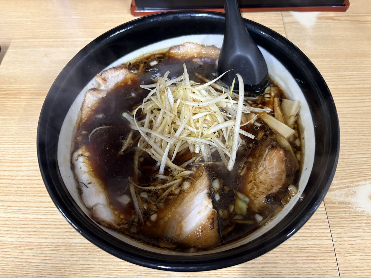 yossykitchen's tweet photo. 炭一ラーメン@千葉市緑区

ネギチャーシューメン
ギョウザ(6ケ)

竹岡式ラーメンのお店。
醤油が全面に出たスープが特徴でしょっぱめの味付けです。
チャーシューもたくさん入っています。
コスパが良く重宝しそうです。
ごちそうさまでした。 https://t.co/tzZQ13cHMR