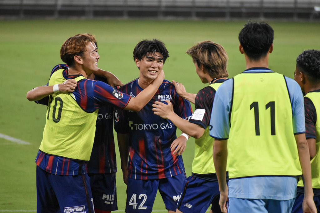 li42ke_'s tweet photo. この後の手厚い祝福🙌 みんなかわいい😽💝
#fctokyo #橋本健人 #佐藤恵允 #安斎颯馬 https://t.co/h7sGpJCVaj