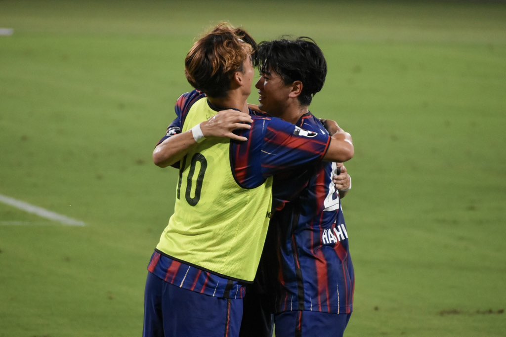 li42ke_'s tweet photo. この後の手厚い祝福🙌 みんなかわいい😽💝
#fctokyo #橋本健人 #佐藤恵允 #安斎颯馬 https://t.co/h7sGpJCVaj