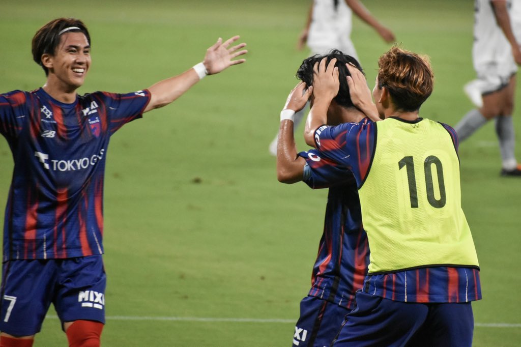 li42ke_'s tweet photo. この後の手厚い祝福🙌 みんなかわいい😽💝
#fctokyo #橋本健人 #佐藤恵允 #安斎颯馬 https://t.co/h7sGpJCVaj