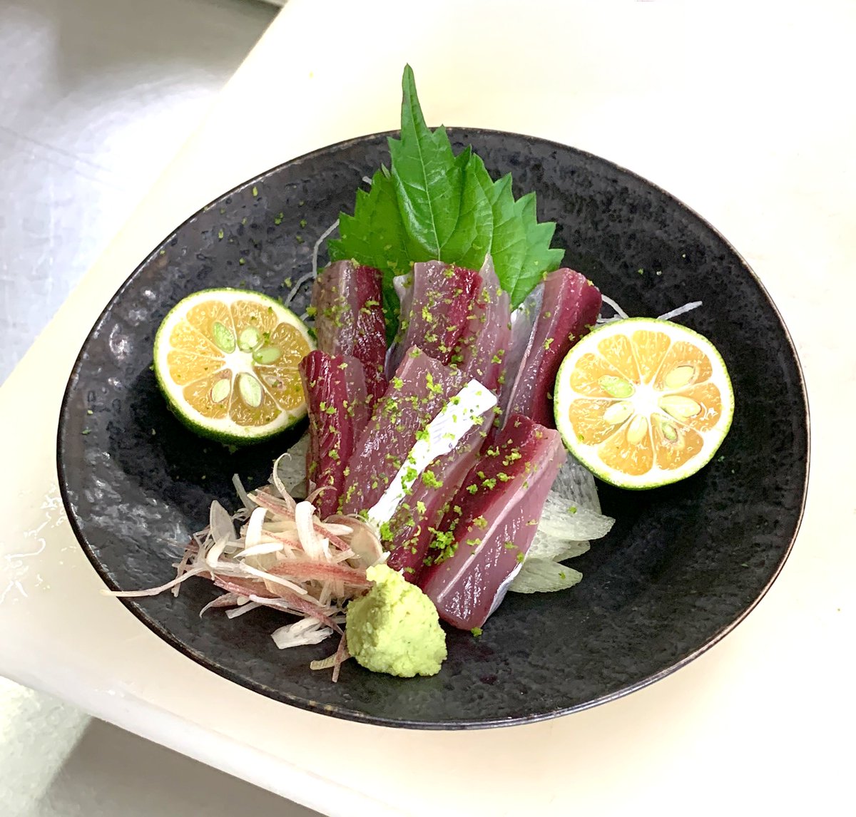 susaki_city_PR's tweet photo. ÒㅅÓ。)ﾉそうそうカツオといえば。。高知のこのあたりはマルソウダガツオの幼魚を「メジカの新子」ってよんでて、これがすさまじくおいしいよー☆とったその日じゃないと痛んじゃうから高知県外じゃほぼ食べられないし知られてないまぼろしの魚だよー☆ https://t.co/dioSvj2y51