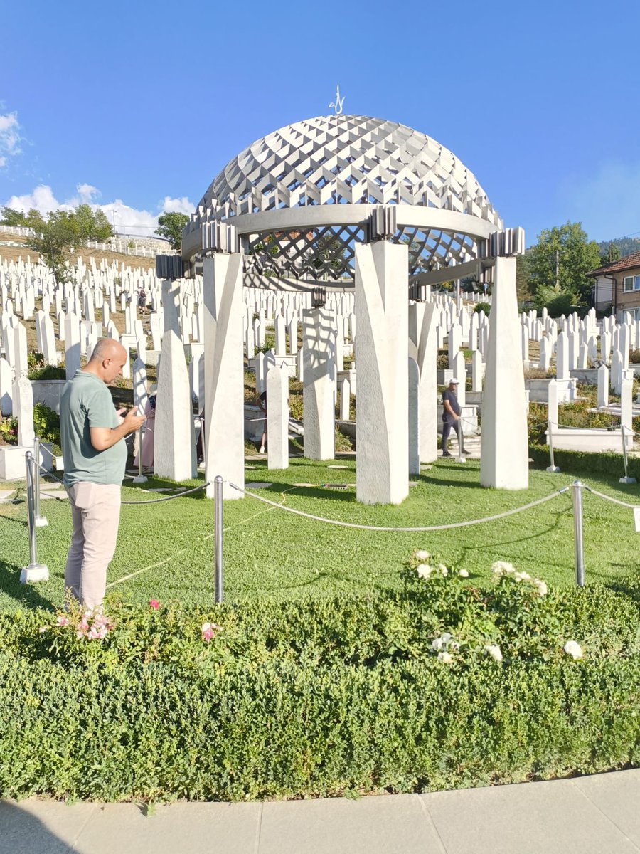 tiryak65's tweet photo. BALKAN; Bal kadar tatlı ama kanı hiç eksik olmayan coğrafyanın adıdır. Srebrenica ve niceleri 
Aliya İZZETBEGOVİÇ (Bilge Kral , İslam düşünürü) şöyle der;
 Hayat, İnanan ve salih amel işleyenler dışında hiç kimsenin kazanamadığı bir oyundur. Ruhları şad mekanları cennet olsun 🤲 https://t.co/9iq2VVua5v