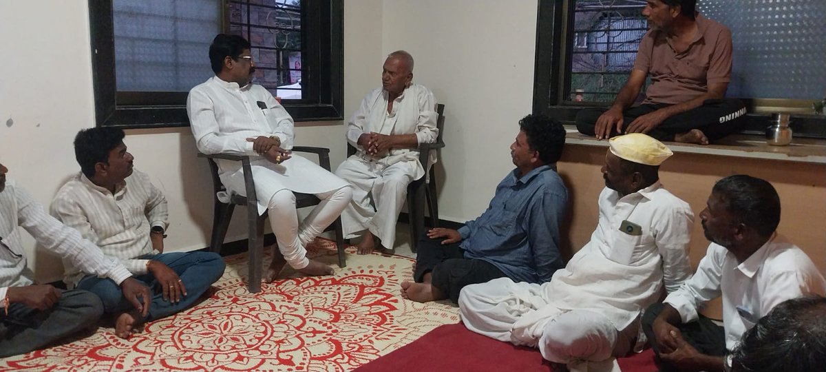 VankhandeMohan's tweet photo. खंडेराजुरी येथील आमचे सहकारी मित्र श्री. दिनकर (तात्या) भोसले यांच्या मातोश्रींचे दुःखद निधन झाले. त्यांच्या घरी भेट देऊन कुटुंबीयांचे सांत्वन केले. https://t.co/AHwAkq1C5F
